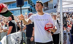 Kirk warf kurz vor seinem Tod „MAGA“-Kappen ins Publikum.