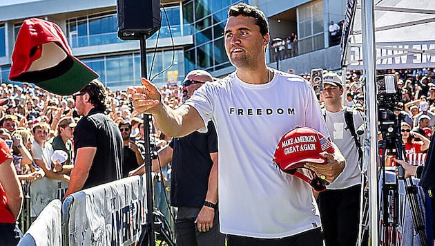 Kirk warf kurz vor seinem Tod „MAGA“-Kappen ins Publikum.