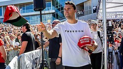 Kirk warf kurz vor seinem Tod „MAGA“-Kappen ins Publikum.