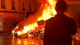 Hunderte Brände auf öffentlichen Straßen begleiteten die Proteste in Frankreich.