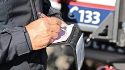 Die Polizei sucht nun nach den unbekannten Tätern (Symbolbild)