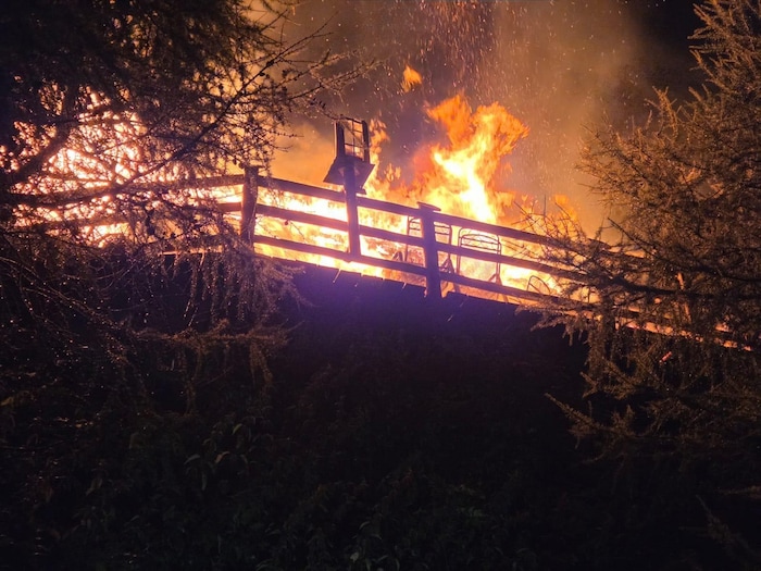Die Almhütte stand in Vollbrand.