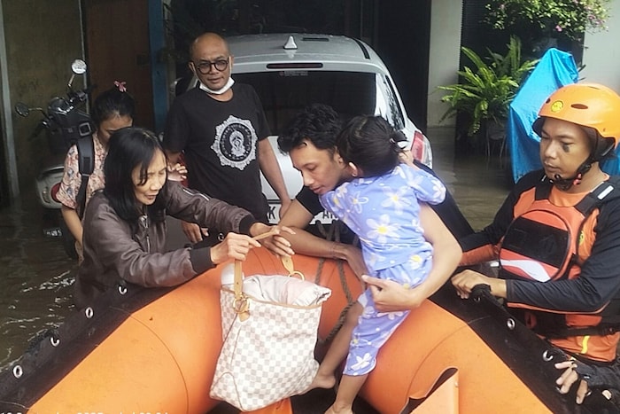 Überschwemmungen und Erdrutsche gehören in Indonesien zur Regenzeit zwischen November und März ...