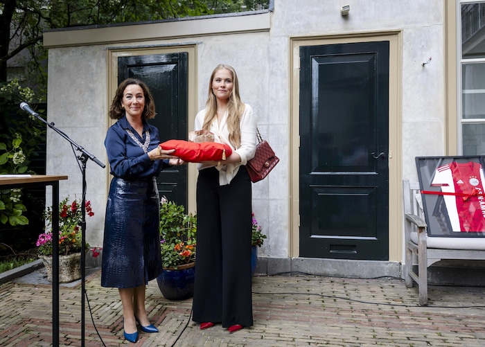 Die Bürgermeisterin überreichte Prinzessin Amalia einen Pflasterstein der Stadt.
