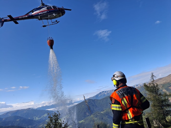 Das Bundesministerium schickte einen Hubschrauber, um den Brand zu löschen.