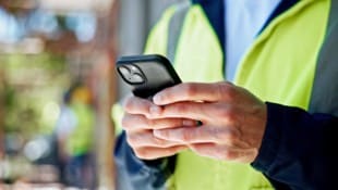 Im Außendienst Beschäftigte sind oft per App mit dem Unternehmen verbunden. Das kann harmlos ...