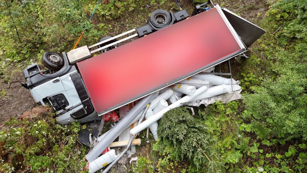 Der Lkw blieb auf der Seite liegen.