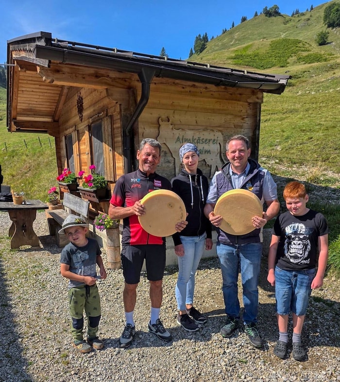 Almbauer Michael Jäger, Gattin Stefanie und die Söhne Jakob und Georg mit Franz Posch.