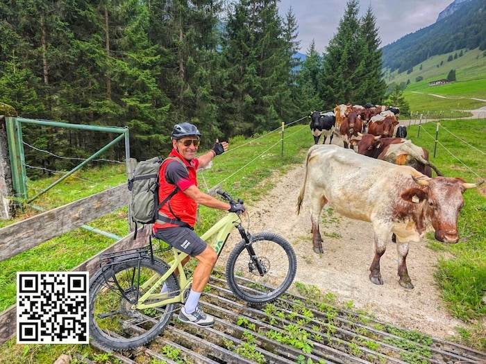 Franz Posch mit lebenden „Hindernissen“, der QR-Code im Bild öffnet die Karte zur Tour.