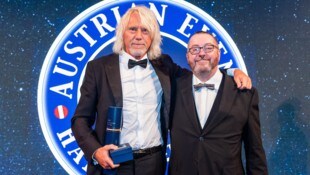 Ewald Tatar bei der glorreichen Prämierung mit Laudator Gerold Haubner alias DJ Rokko Ramirez, ...