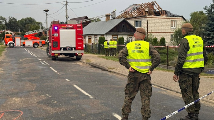 Bilder zeigen ein von einer Drohne zerstörtes Haus im polnischen Dorf Wyryki.