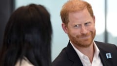 Sichtlich gut gelaunt diskutierte Prinz Harry am Tag nach dem Treffen mit seinem Vater mit ...