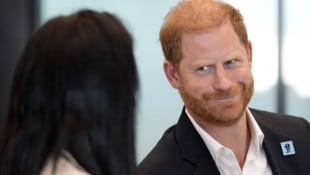 Sichtlich gut gelaunt diskutierte Prinz Harry am Tag nach dem Treffen mit seinem Vater mit ...