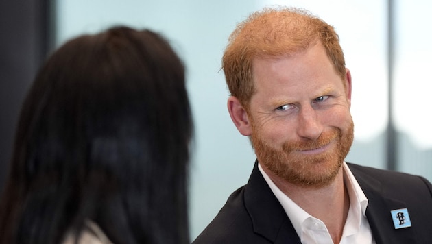 Sichtlich gut gelaunt diskutierte Prinz Harry am Tag nach dem Treffen mit seinem Vater mit ...