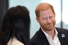 Sichtlich gut gelaunt diskutierte Prinz Harry am Tag nach dem Treffen mit seinem Vater mit ...