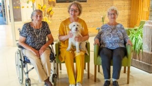 Die Bewohnerinnen Hermine Spiel und Gertrud Rosenkranz mit Landesrätin Christiane ...