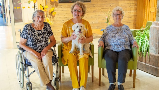 Die Bewohnerinnen Hermine Spiel und Gertrud Rosenkranz mit Landesrätin Christiane ...
