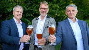 Braumeister Axel Kiesbye (M.) prostet den Bundesforste-Vorständen Andreas Gruber (li.) und Georg ...
