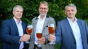 Braumeister Axel Kiesbye (M.) prostet den Bundesforste-Vorständen Andreas Gruber (li.) und Georg ...