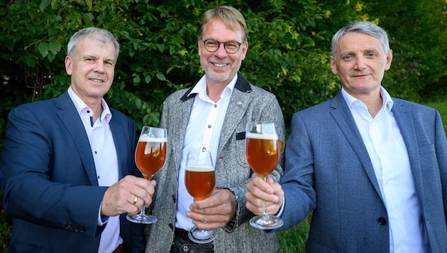 Braumeister Axel Kiesbye (M.) prostet den Bundesforste-Vorständen Andreas Gruber (li.) und Georg ...