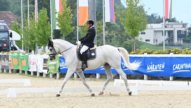 Mit seinem Pferd „Sparky“ räumt er bei Dressurbewerben ab.