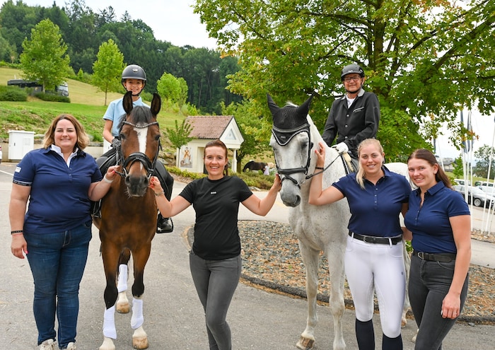 Das Team vom Reitstall Pucher, unter Trainerin Julia Pucher (Mitte) mischt bei den ...