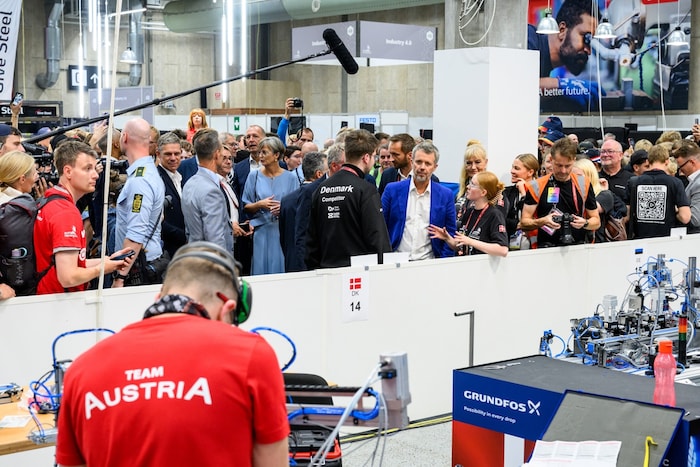 König Frederik X. besuchte die Messehalle in Herning und schaute den Fachkräften über die ...