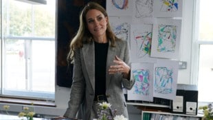 Prinzessin Kate auf Besuch bei der Textil-Industrie, wo auch sie familiäre Wurzeln hat.