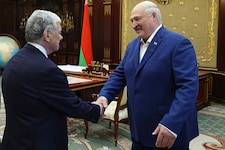 Lukaschenko habe sich zu einem „großen Deal“ zur Freilassung von Gefangenen bereiterklärt, ...