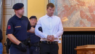 Der Mordangeklagte (35) wurde in Handschellen in den Gerichtssaal gebracht.