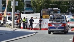 Die Radfahrerin stieß mit einem Lkw zusammen.