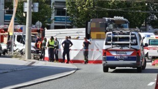 Die Radfahrerin stieß mit einem Lkw zusammen.