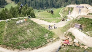 Beim Swatch Nines in Sölden zeigen Radprofis auf spektakuläre Weise, was sie draufhaben. Das ...