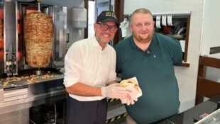 Im weißen Oberhemd hinter der Theke: Michael Ritsch (links, im Bild mit Volkan Özgür) kam ...