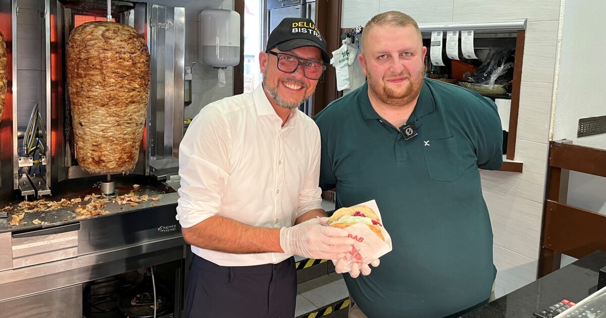Lange Warteschlange - Bregenz: Bürgermeister verkauft Döner um 3,50 ...
