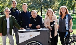 Elke Kahr (re.) mit Vertretern von Ordnungswache, Friedensbüro und Projekt „Ausgeboxt“ im ...