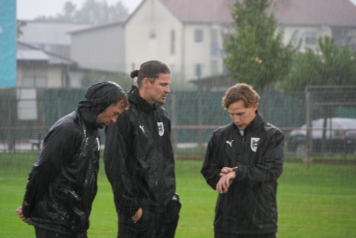 Der ÖFB-Betreuerstab um Basti Prödl (Mitte) kam in voller Stärke zum Nachwuchstraining in die ...
