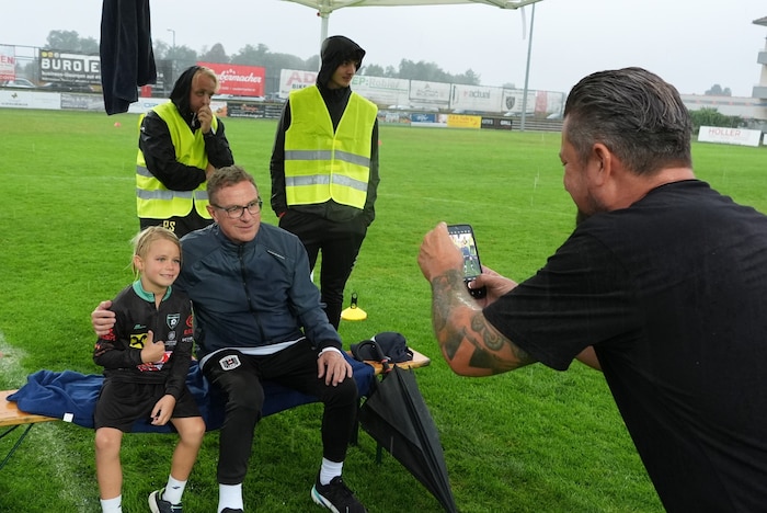 Rangnick nahm sich im Regen viel Zeit für Selfies.