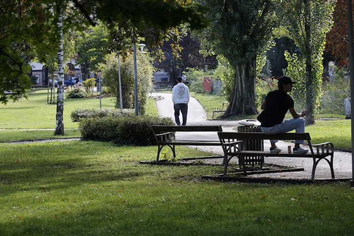 Trotz erhöhter Polizeipräsenz werden im Park ungeniert Drogen angeboten.