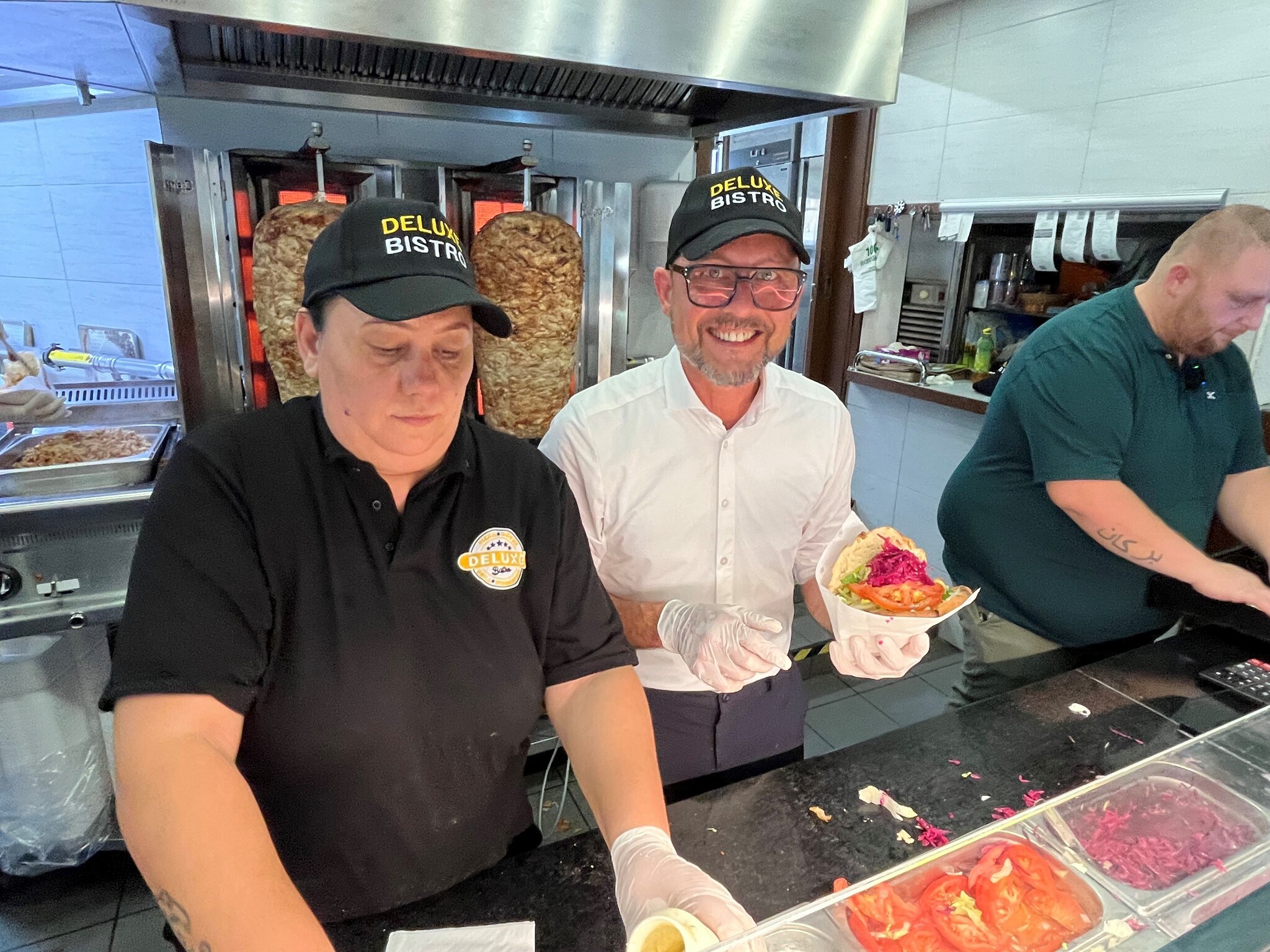 Lange Warteschlange - Bregenz: Bürgermeister verkauft Döner um 3,50 ...