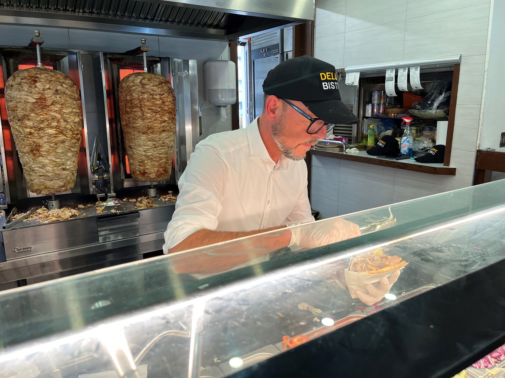 Lange Warteschlange - Bregenz: Bürgermeister verkauft Döner um 3,50 ...