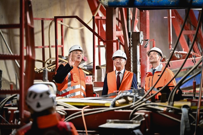 LH Thomas Stelzer (Mitte) beim Besuch der S-10-Baustelle.