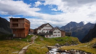 Die Neue Regensburger Hütte aus dem Jahr 1931 erhielt 2018/2019 den Zubau aus Holz.