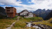 Die Neue Regensburger Hütte aus dem Jahr 1931 erhielt 2018/2019 den Zubau aus Holz.