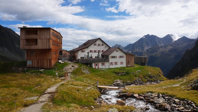 Die Neue Regensburger Hütte aus dem Jahr 1931 erhielt 2018/2019 den Zubau aus Holz.