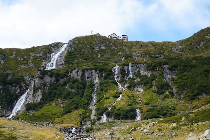 Eine steile Flanke muss im letzten Abschnitt zu dem Schutzhaus überwunden werden. Der Falbesoner ...