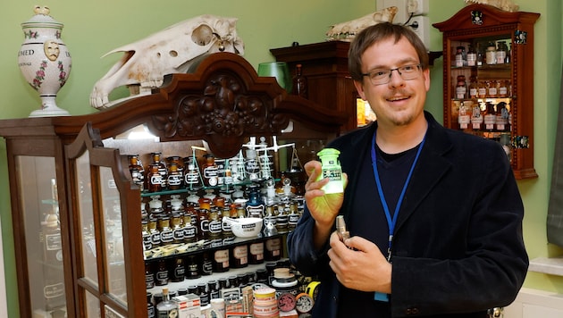 Nils Kley freut sich über die historischen Giftschränke