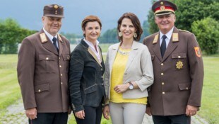 Landeshauptfrau Karoline Edtstadler (re.) und ihre Vize Marlene Svazek (li.) inmitten der ...