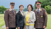 Landeshauptfrau Karoline Edtstadler (re.) und ihre Vize Marlene Svazek (li.) inmitten der ...