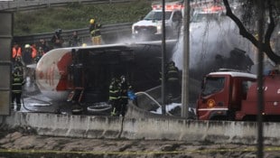 Der mit 49.500 Litern Flüssiggas befüllte Laster kippte unter einer Autobahnüberführung um und ...